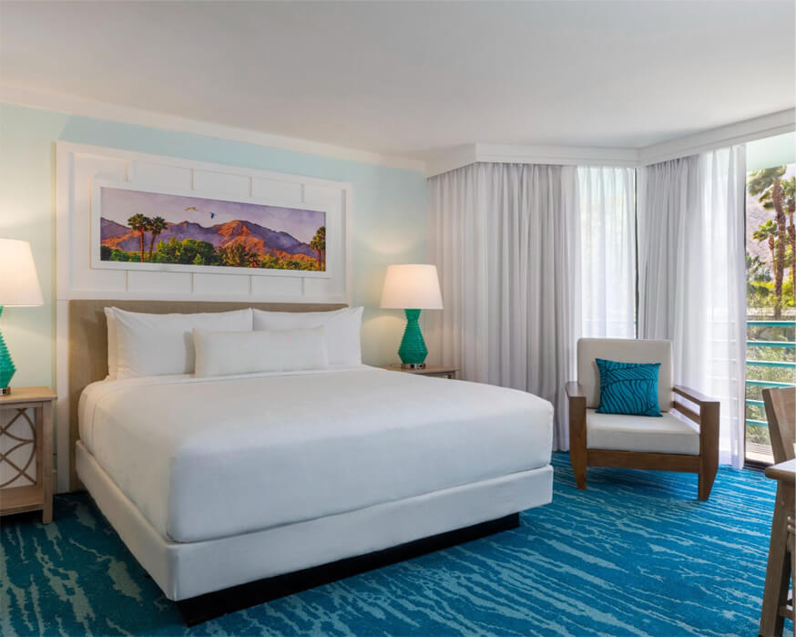 Yucca-Suite a room with a bed and chair