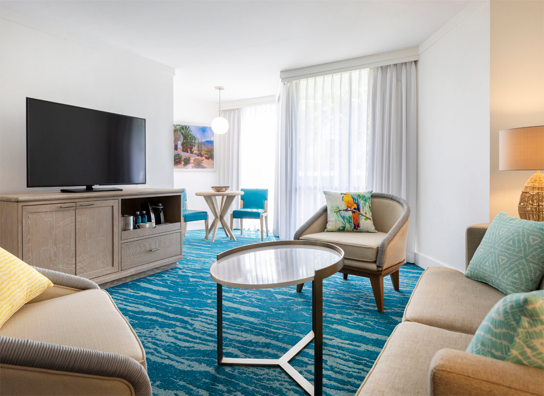 Yucca-Suite a room with a television and couches